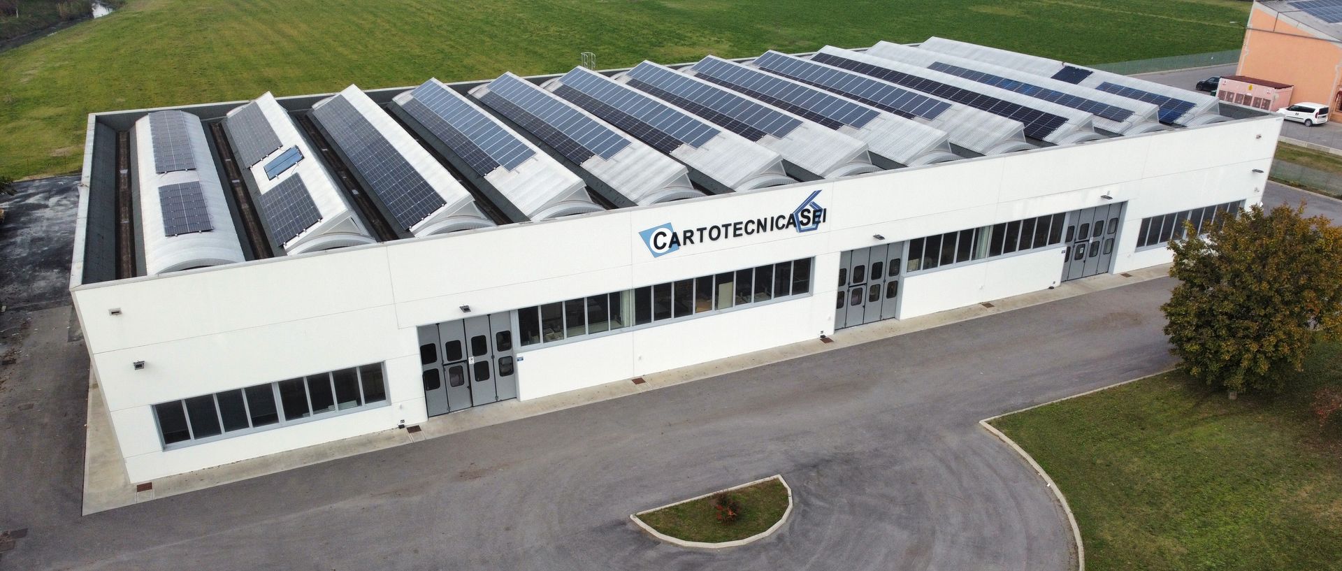 Veduta aerea dello stabilimento con l'impianto fotovoltaico sul tetto