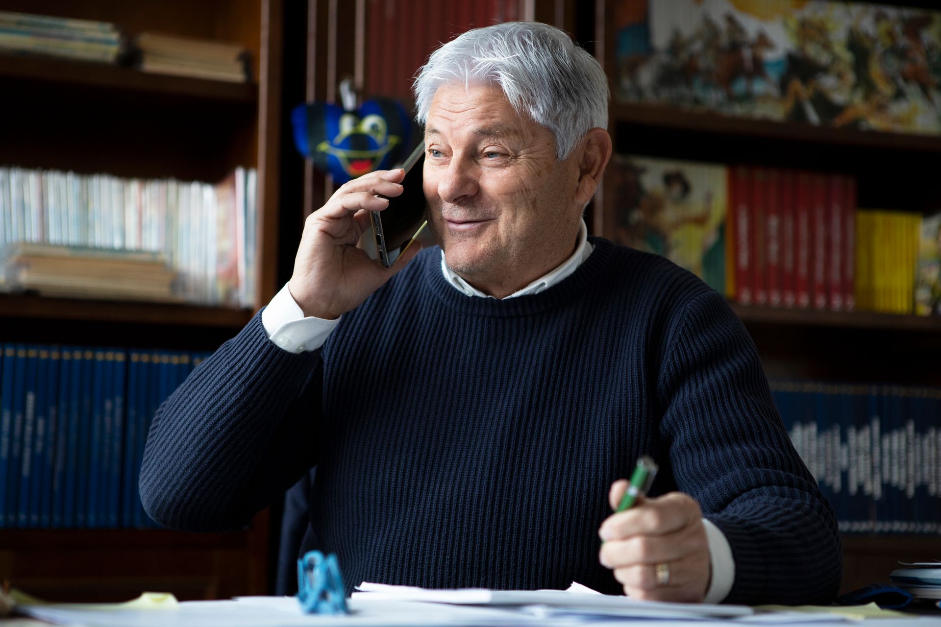 Un momento di lavoro in ufficio, al telefono con un cliente