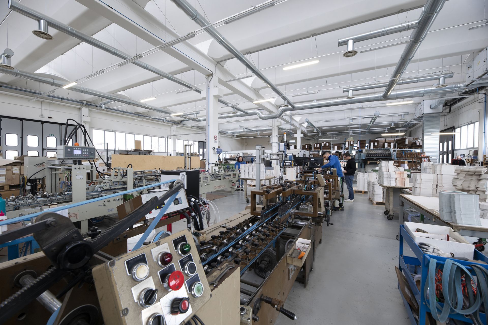Il reparto di produzione con le linee di lavorazione del cartoncino