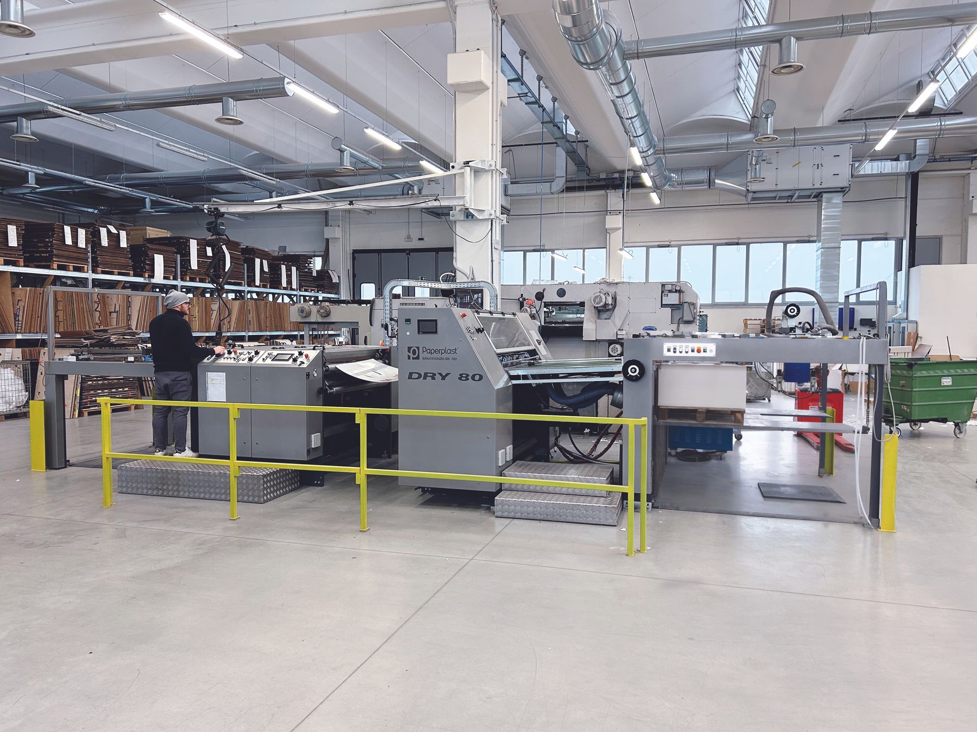Il reparto fustellatura con le macchine in linea