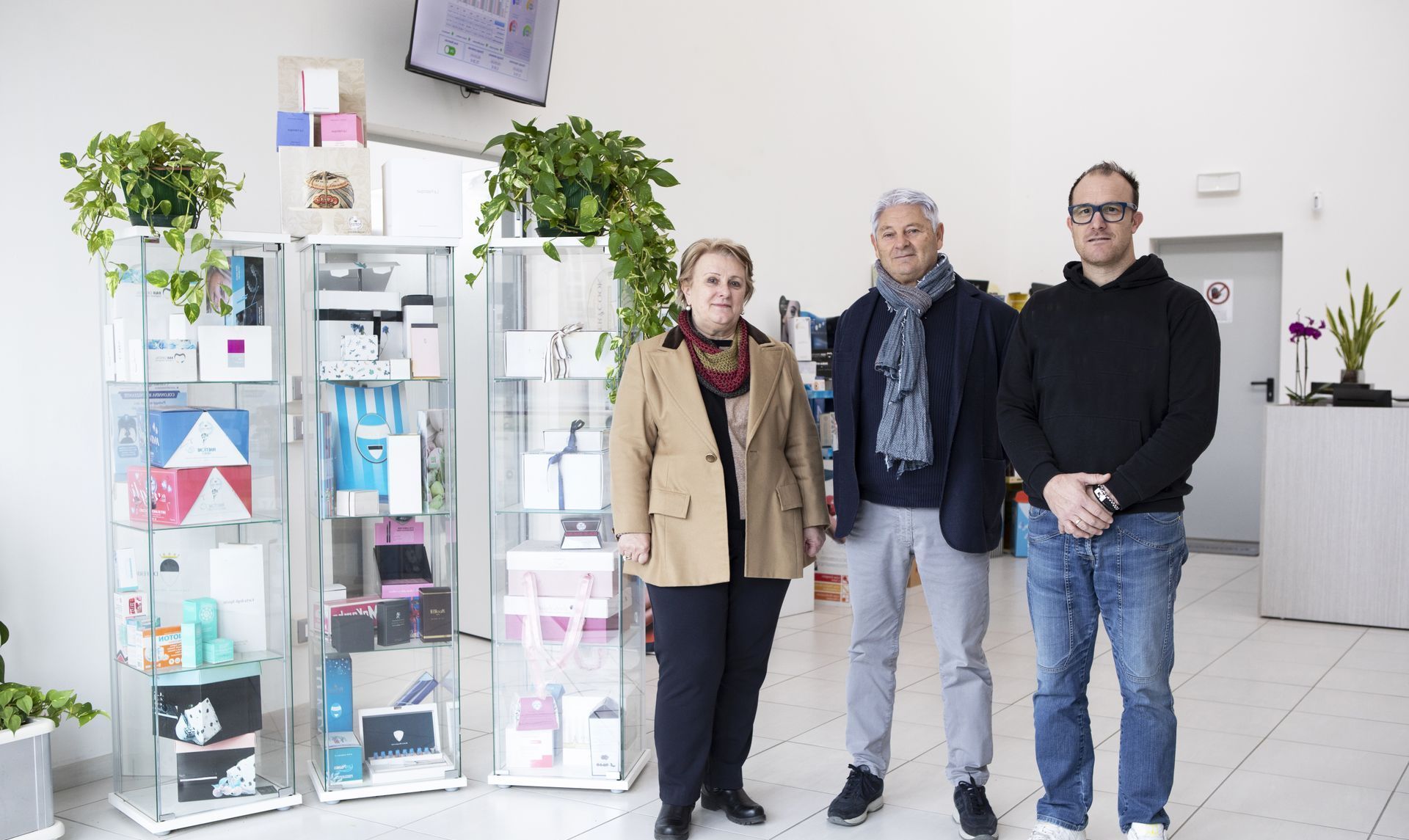 Espositori da terra allestiti con i prodotti dei clienti