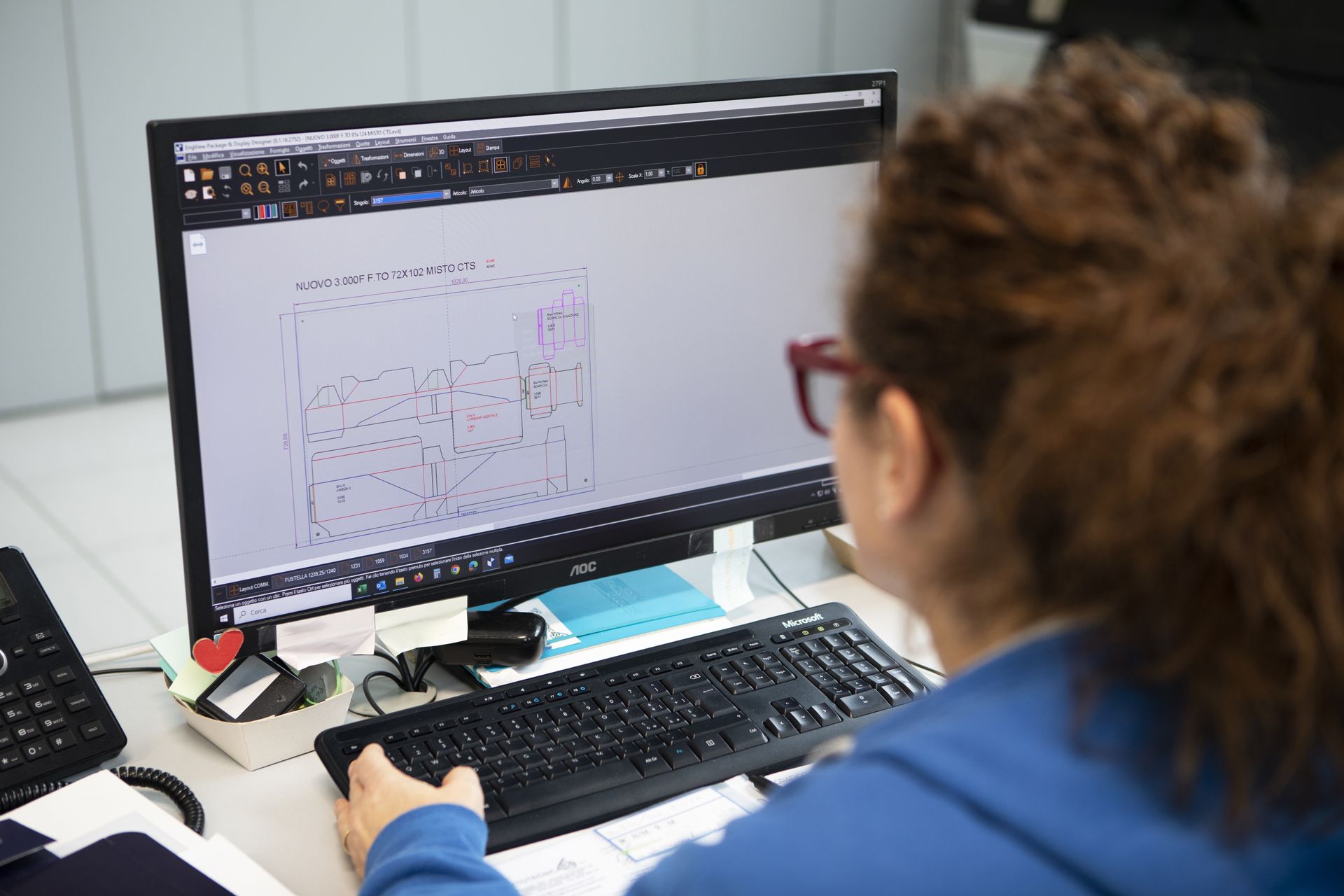 Lo studio grafico al lavoro sul tracciato di una fustella