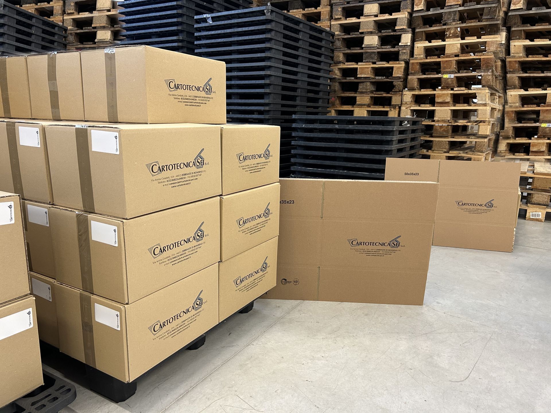 Scatole imballate su pallet, pronte per la spedizione