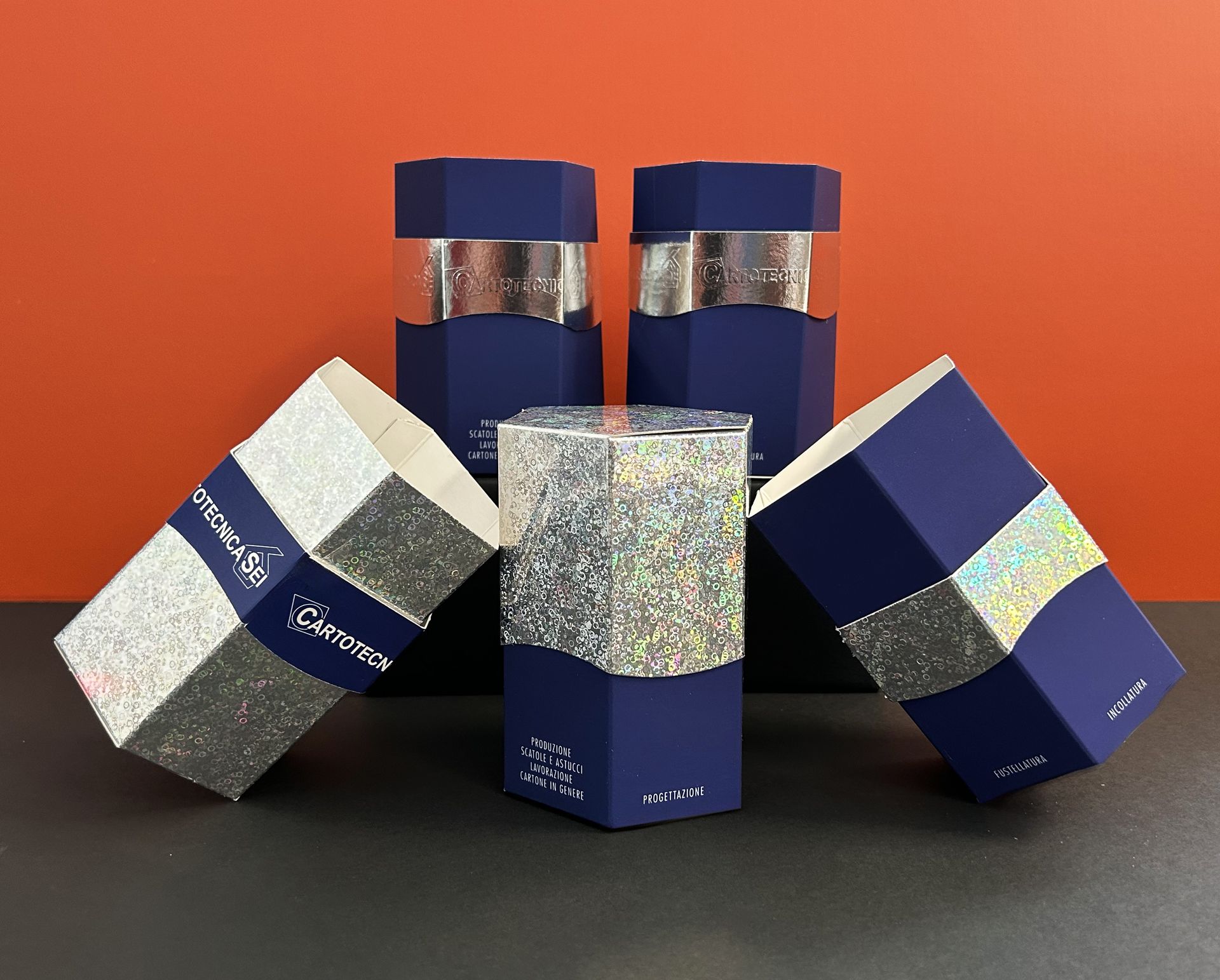 Astucci esagonali in cartoncino blu con finitura glitter