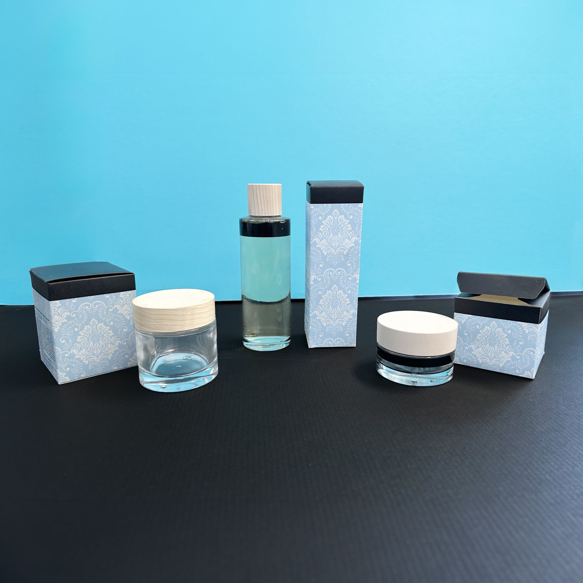 Packaging per cosmetici: astucci, vasetti e flaconi coordinati